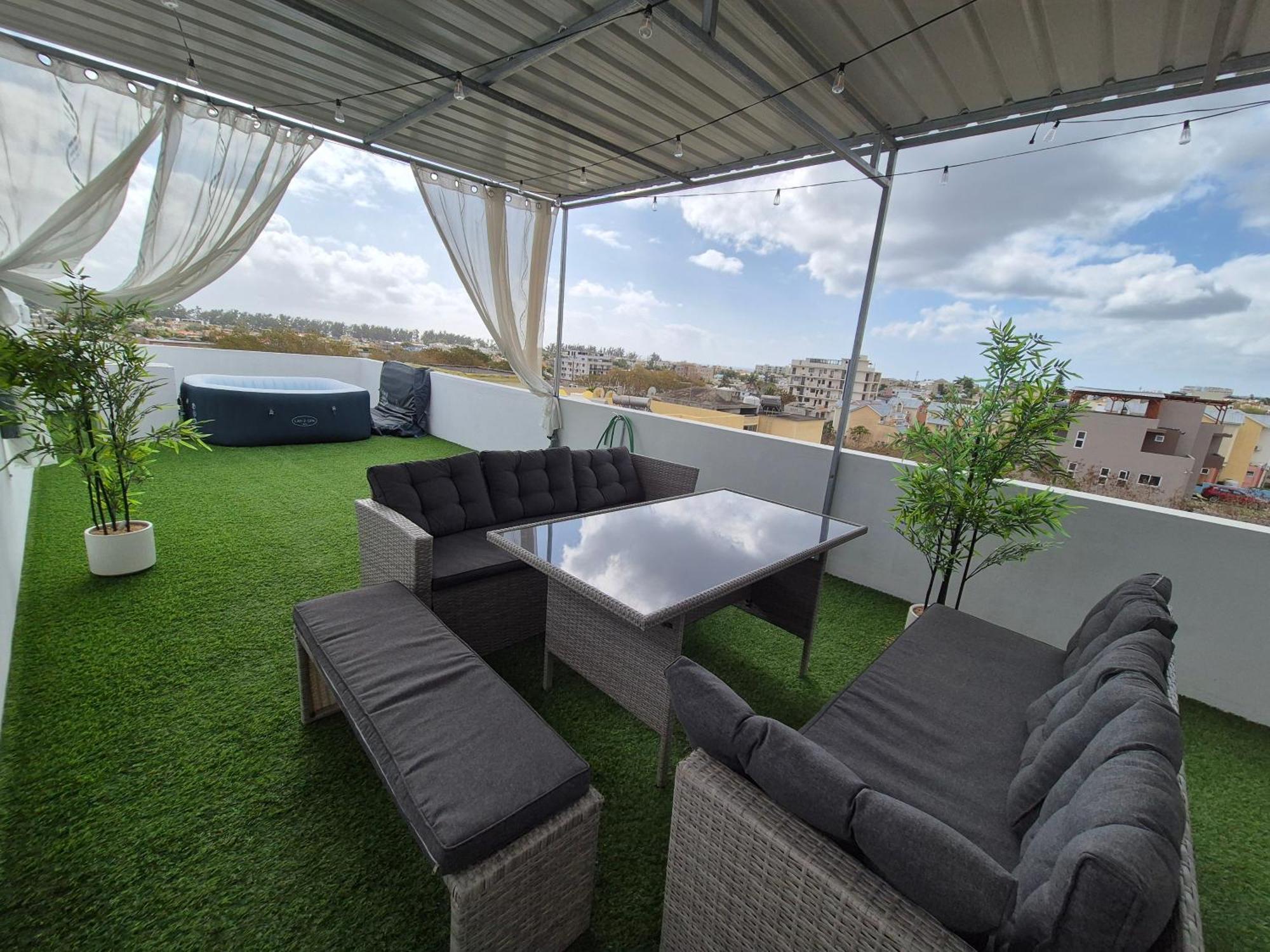 Skyview Apartment- Rooftop Penthouse With Sunset & Sea Views Flic-en-Flacq Exterior foto